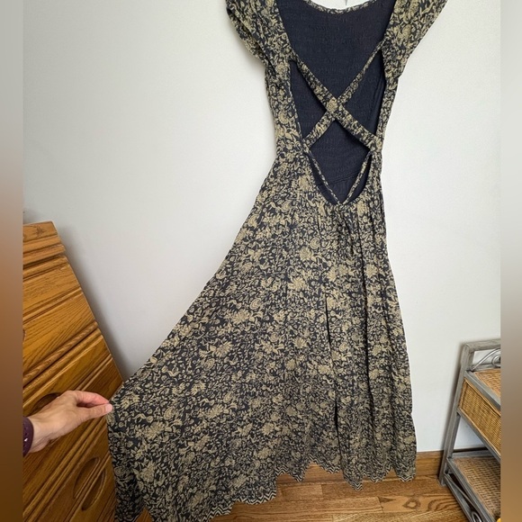 Elegant Black and Gold Women's Dress - Picture 11 of 14